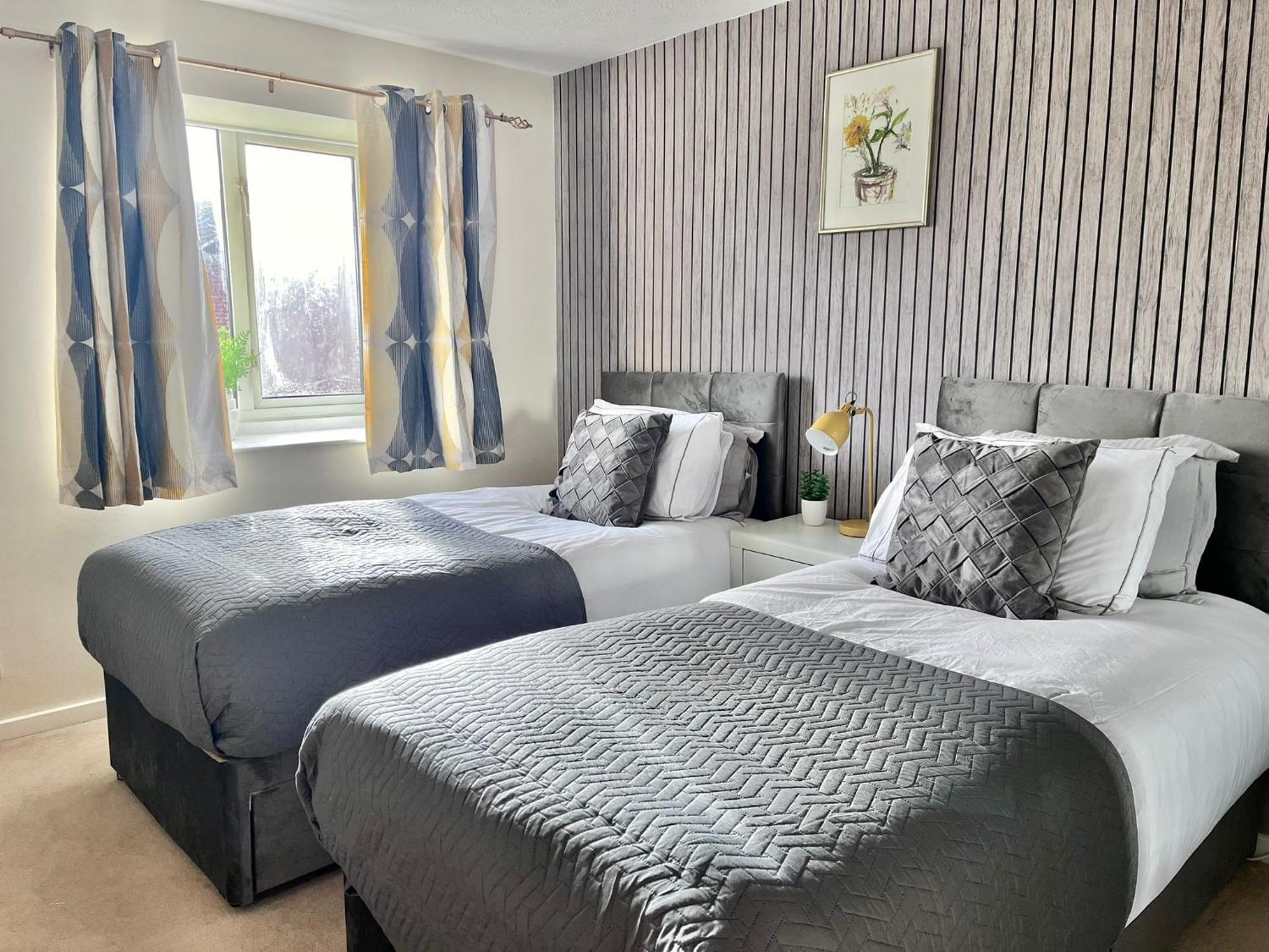 Lush House Close To Ashford Town Centre With Driveway Exteriör bild
