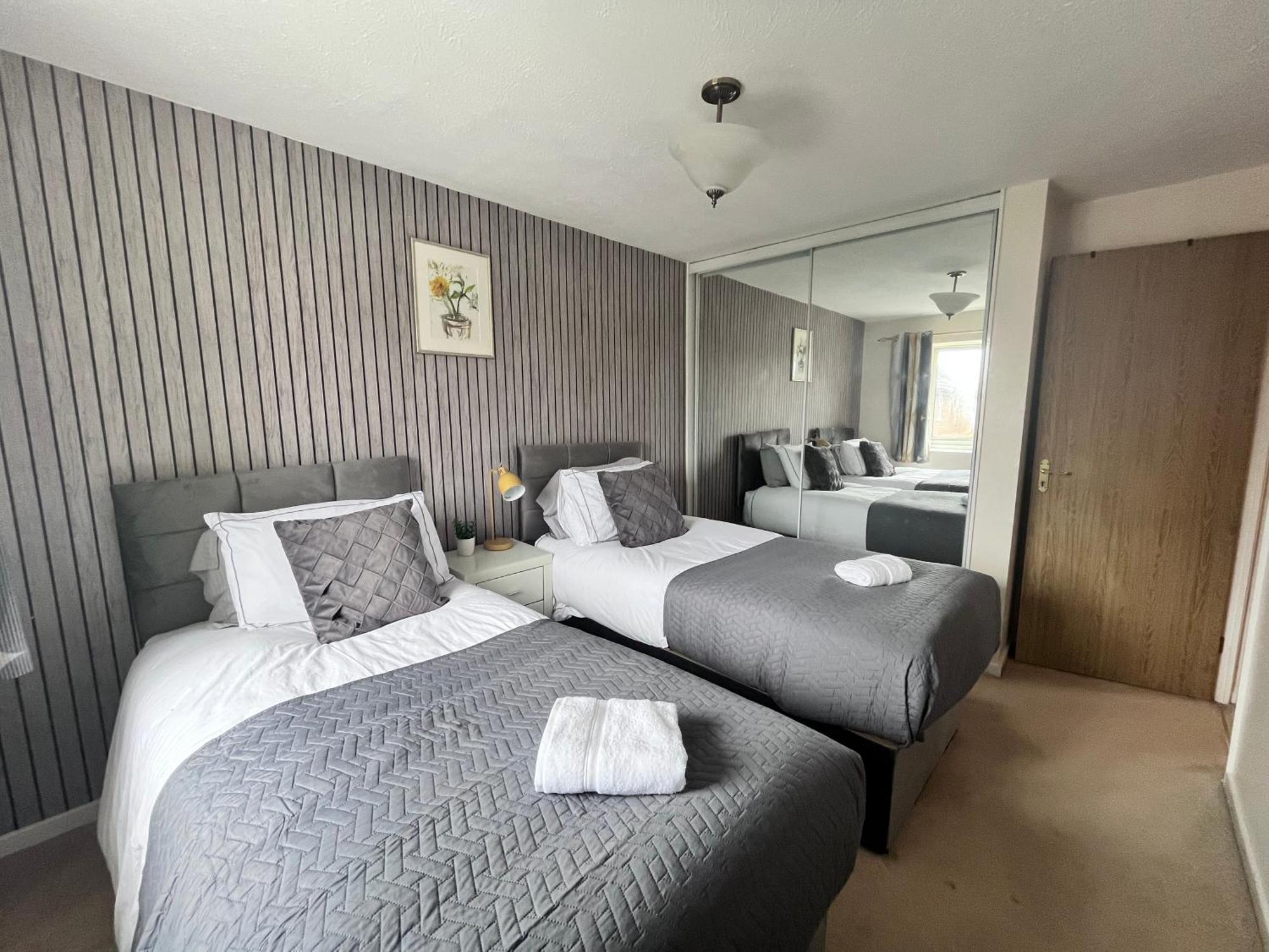 Lush House Close To Ashford Town Centre With Driveway Exteriör bild