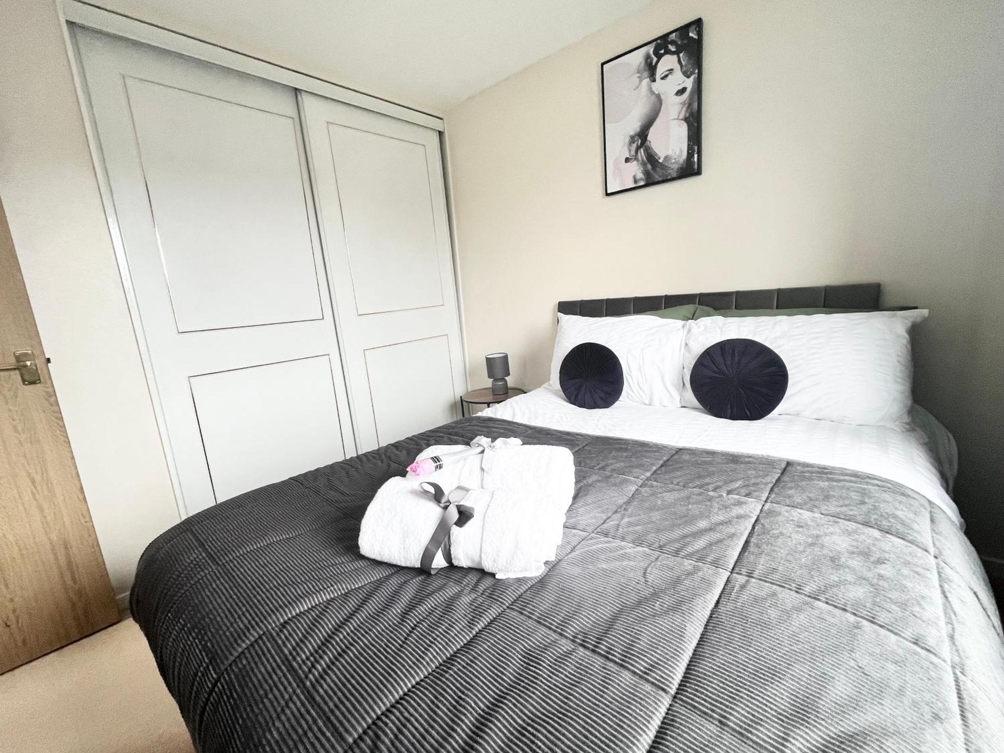 Lush House Close To Ashford Town Centre With Driveway Exteriör bild